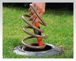 Колонка со спиральным шлангом GARDENA устанавливается стационарно под землей. Входящий в комплект спиральный шланг длиной 10 м можно аккуратно свернуть и хранить в самой колонке. Закройте крышку - и всё! В Вашем саду царит порядок.
