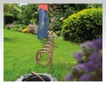 Колонку со спиральным шлангом можно установить в любом месте сада. С ее помощью обеспечивается удобный забор и подача воды через подсоединенный спиральный шланг.