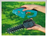 Простая замена ножа позволяет быстро превратить газонные ножницы в кусторезы - удобно и без инструментов.