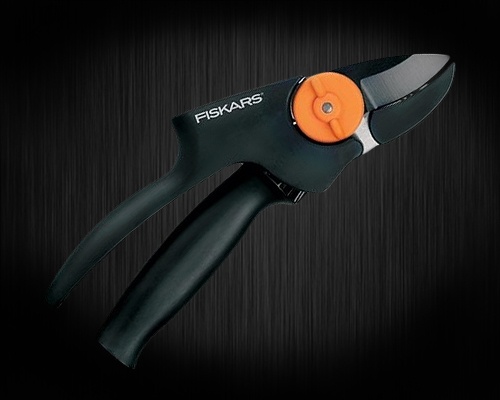 Контактный секатор с Силовым Приводом™ Fiskars