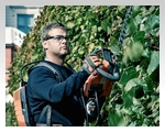 Уровень шума наших аккумуляторных инструментов примерно на 13 дБ (А) ниже, чем у бензиновых моделей - а это огромная разница. Сокращение уровня шума на 3 дБ (А), как правило, воспринимается как уменьшение шумности в два раза. Это делает работу намного более приятной для вас, а также позволяет работать в многолюдных общественных местах.